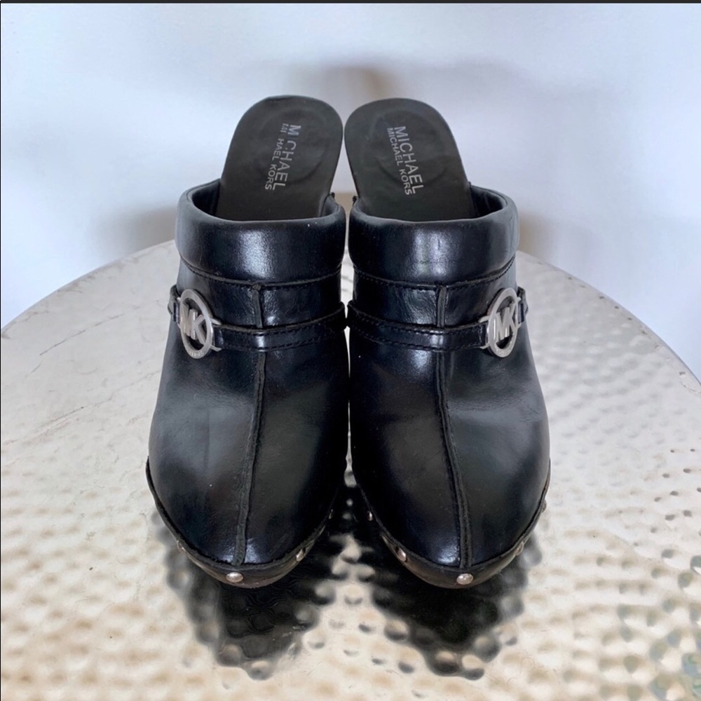 MICHAEL KORS BLACK ALL LEATHER CLOGS/MULES. - Picture 3 of 6
